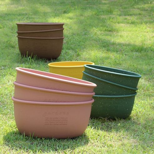 Shallow outlet plant pots